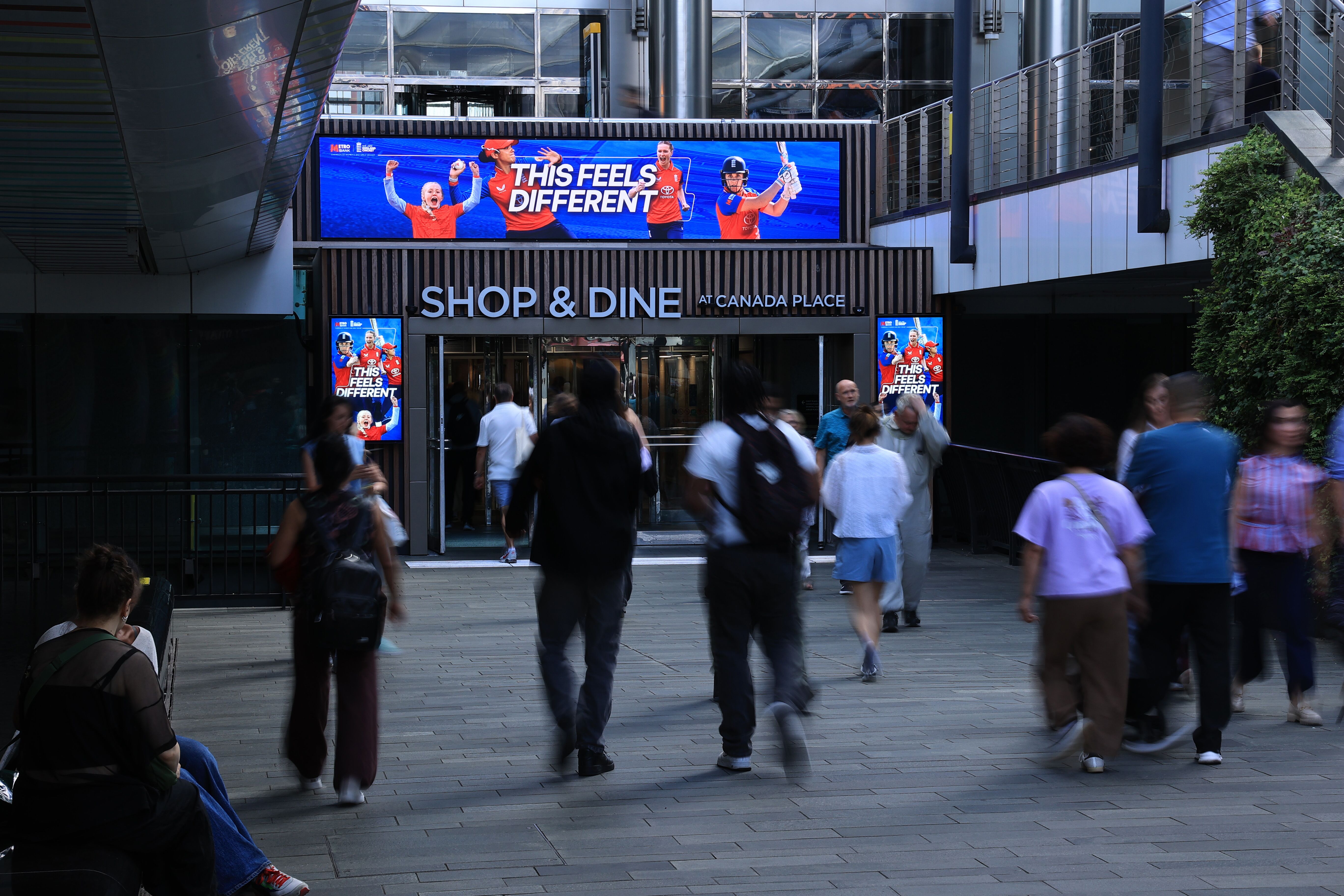 Metro-Bank-Screens@Crossrail-jun-26-1-1 1